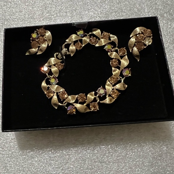 Lisner brand Vintage gold plated set of clip on earring and bracelet NWT in OB - Picture 10 of 11
